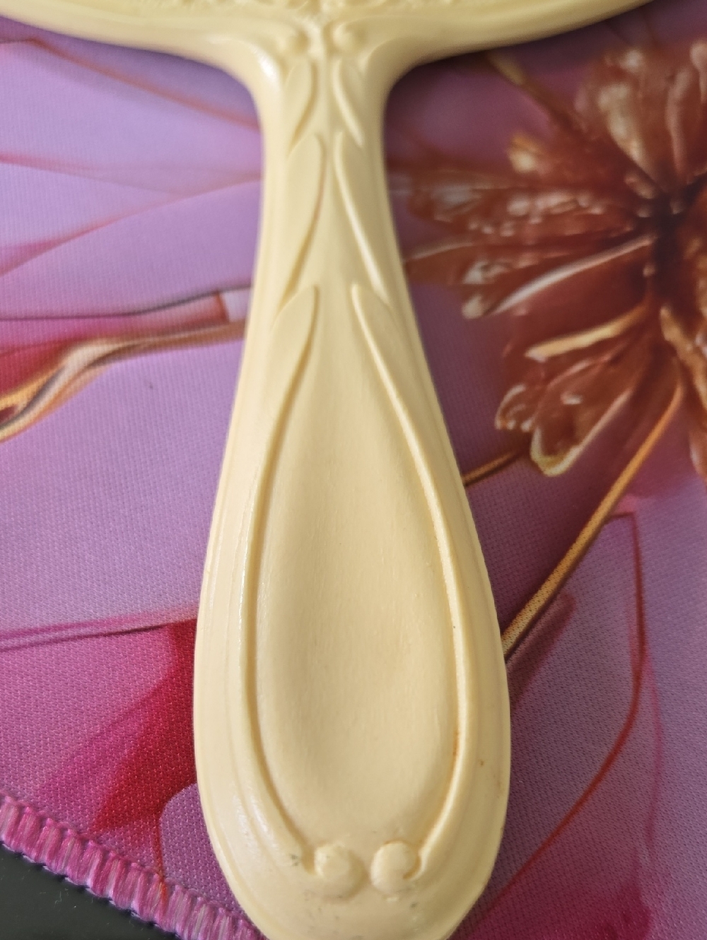 Syroco For Home Interiors Vintage Style Floral Hand Mirror in Pale Yellow - Picture 4 of 10